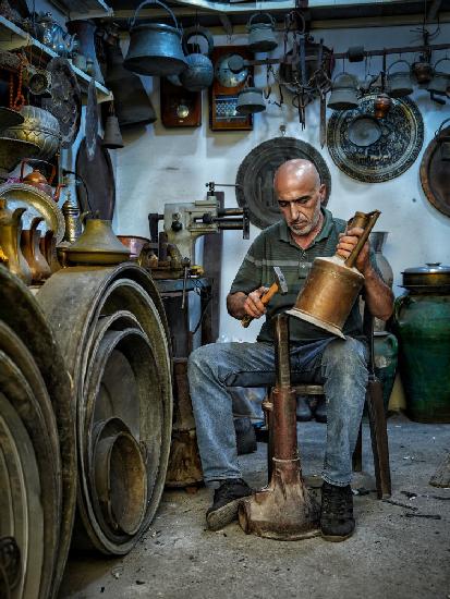 Manufacture of Mosul copper jug ​​by handmade