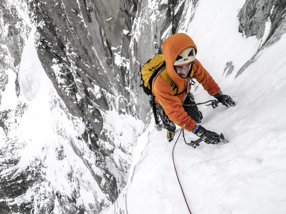 Tom Grant arriving in the upper Couloir Nord des Drus, Chamonix, France von Ben Tibbetts