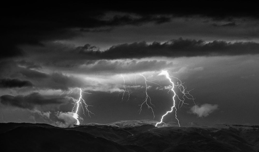 Thunderbolt on the mountain von Bess Hamiti