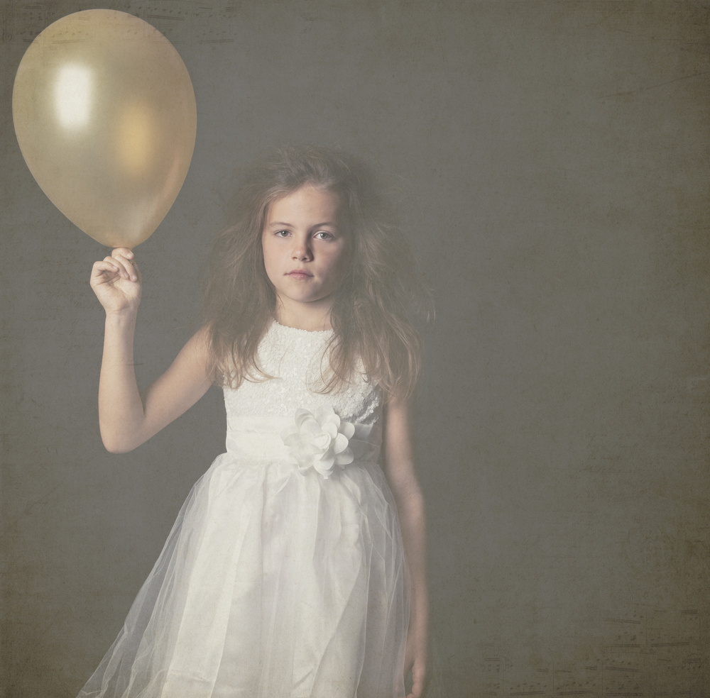 Girl with Balloon... von Bianca Dijck