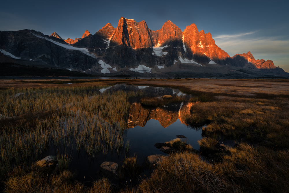 The golden moment in a calm morning at Tongquin valley von Bing Li