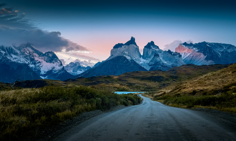 The road and the peaks von Bing Li