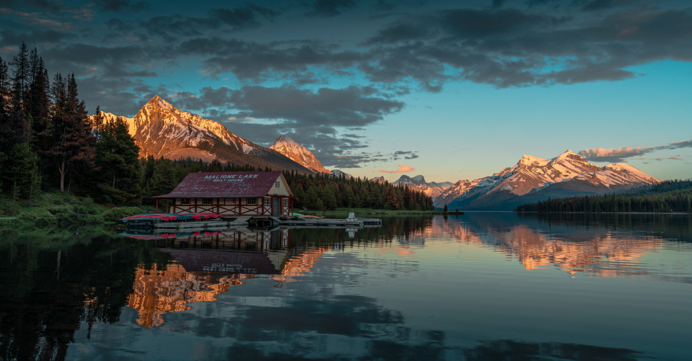 Maligne Like sunset 2 von Bing Li