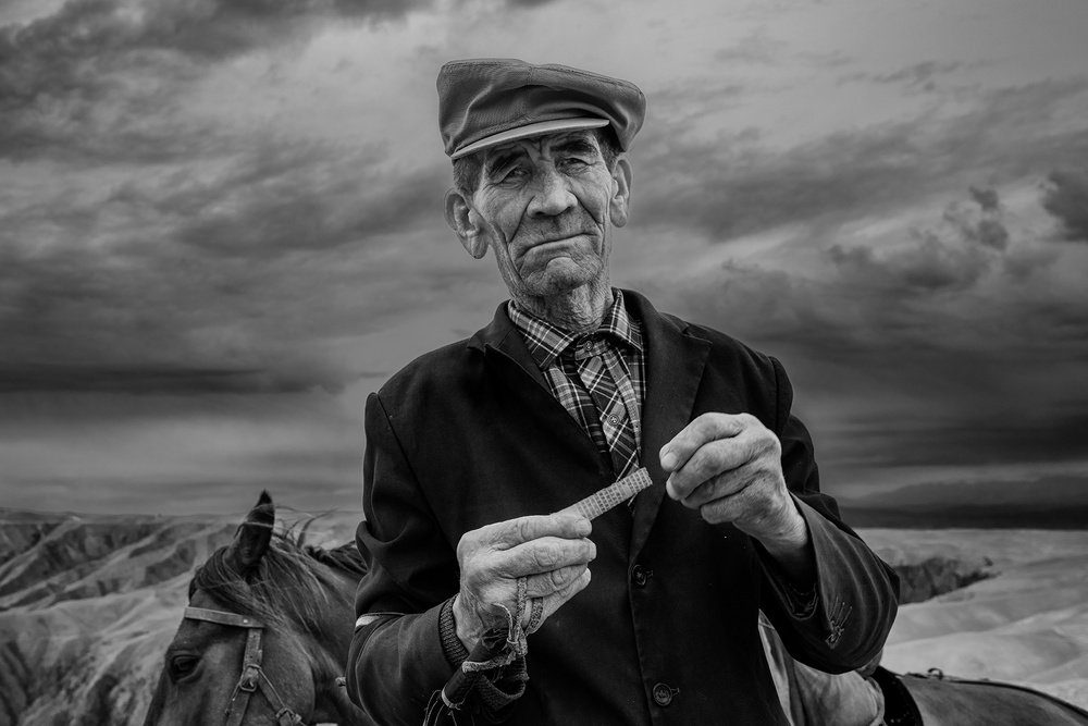 Kazakh herdsmen making cigarettes von Bingo Z