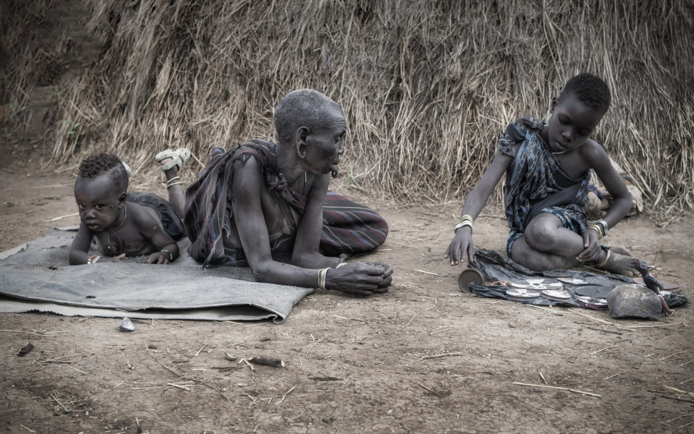 Communication over generations. von Bogdan Timiras