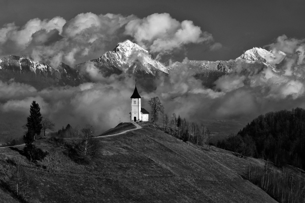 Surrouned by mountains von Bojan Kolman