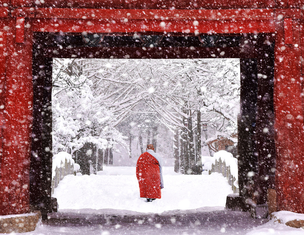 Monk in Snowy Day von Bongok Namkoong