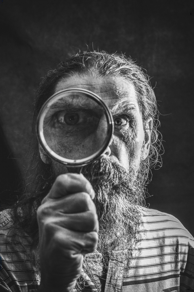 Portrait of a bearded man with a magnifying glass von Brig Barkow