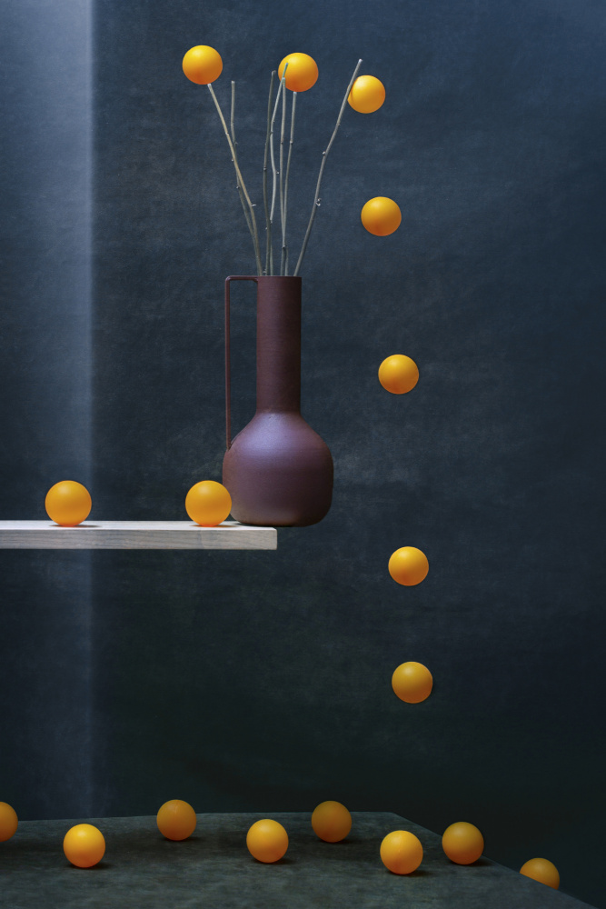 Still life with falling balls von Brig Barkow