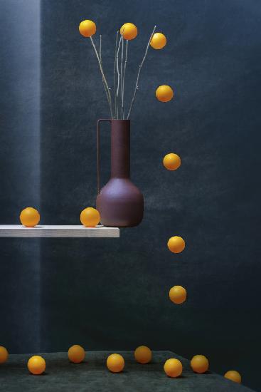 Still life with falling balls