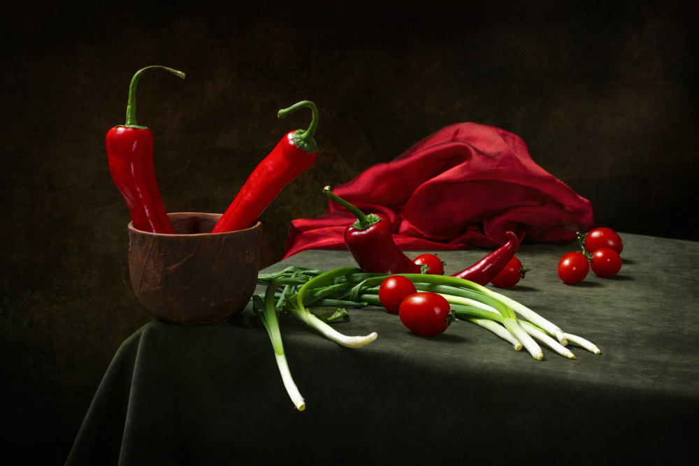 Still life with red pepper, tomatoes and onions on the table von Brig Barkow