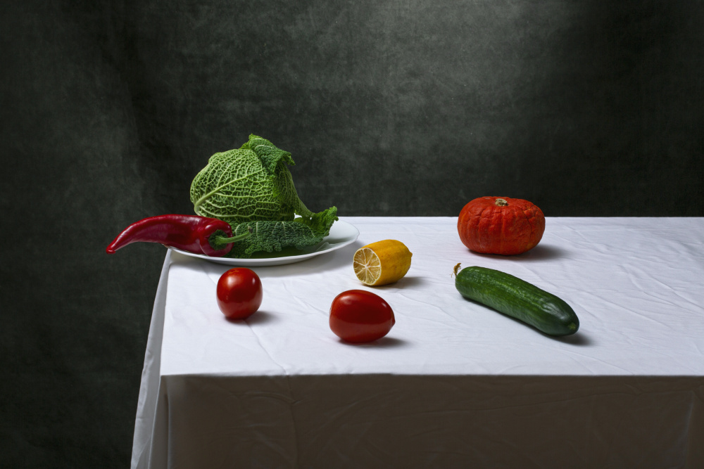 Still life with Savoy cabbage, tomatoes, cucumber, red pepper, lemon and pumpkin von Brig Barkow