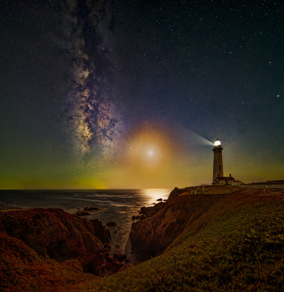 Moon, Milkyway and the Lighthouse von Bruce Li