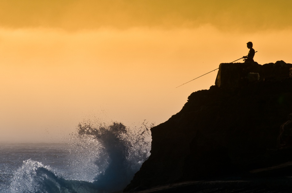 Seashore, sunset and the fisherman von Bruno Jesus