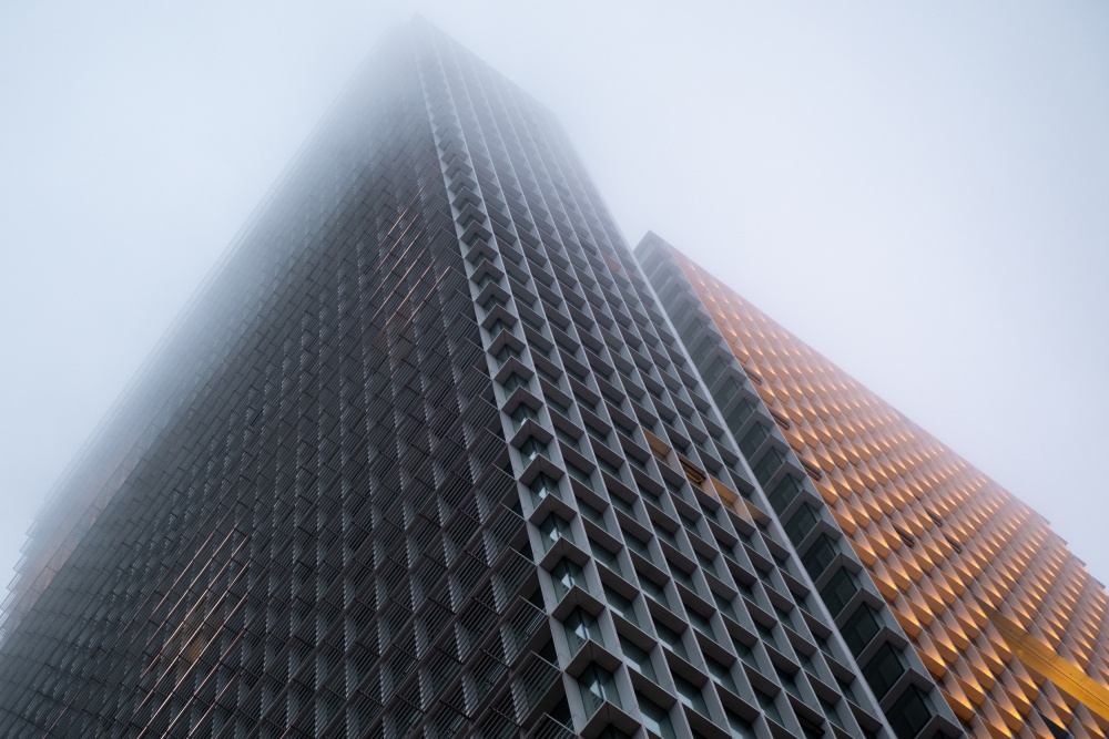 Skyscraper in a foggy day, Istanbul von Burak Arslan