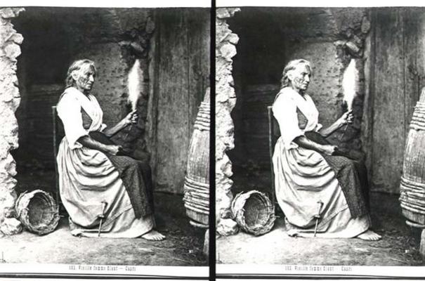 Old Woman Spinning, Capri, c.1865 (b/w photo) von Carlo Naya