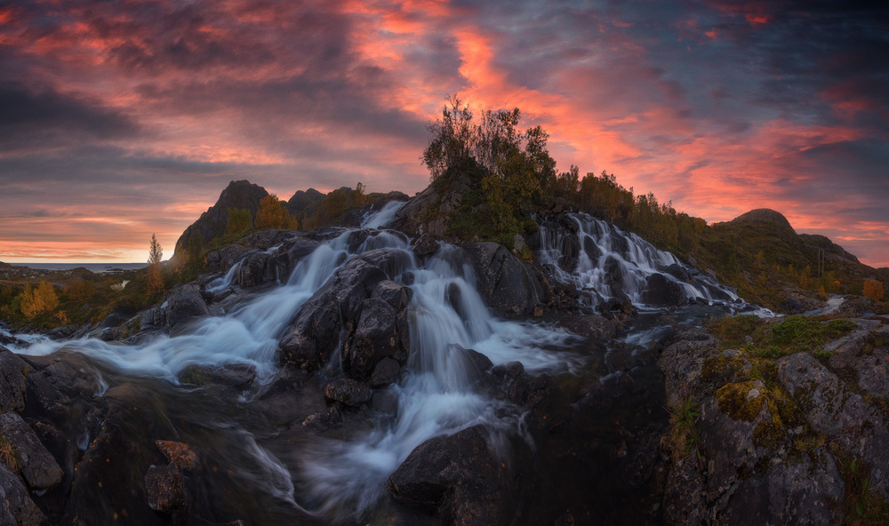 Lofoten Waterfall von Carlos F. Turienzo