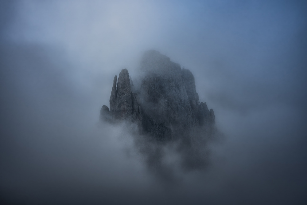 Montaña entre la niebla von Carlos Gonzalez