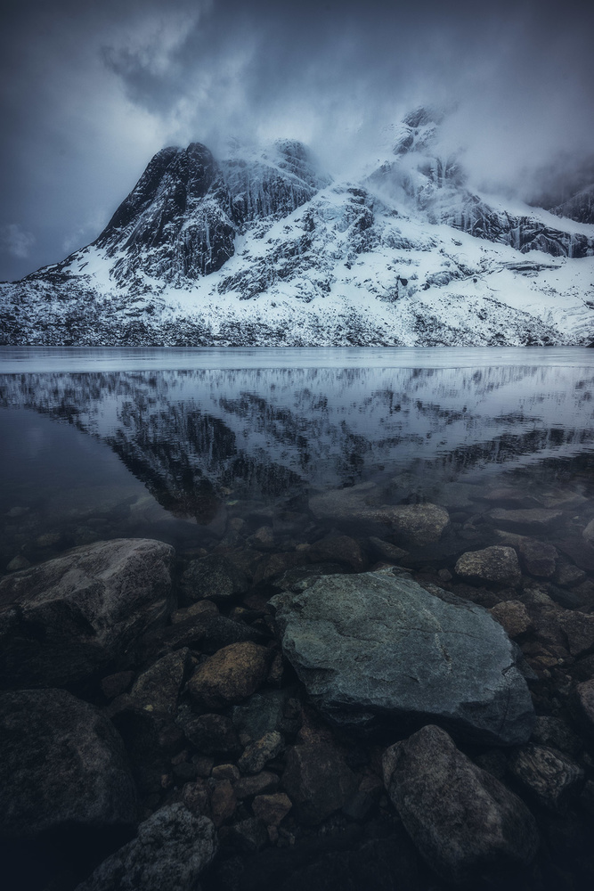 reflejo y piedras von Carlos Gonzalez