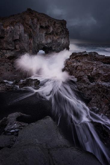 Arena negra, agua blanca