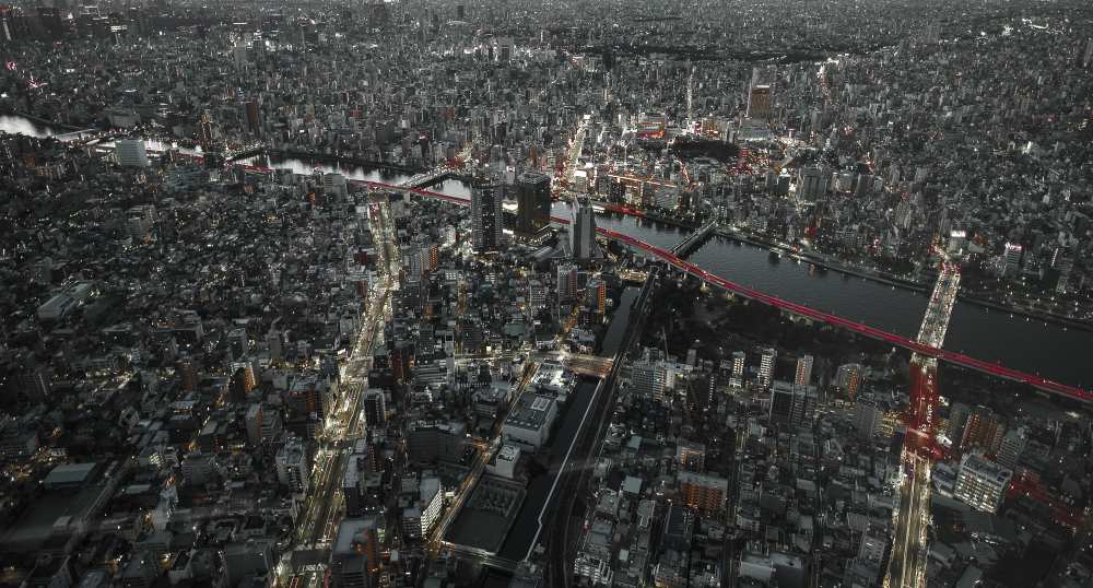 Red Line in the dark Tokyo. von Carmine Chiriaco