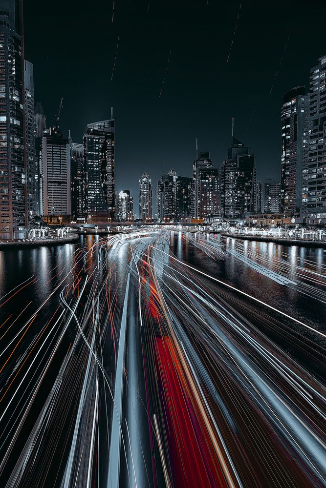 Traffic jam in the Dubai canal von Carmine Chiriaco