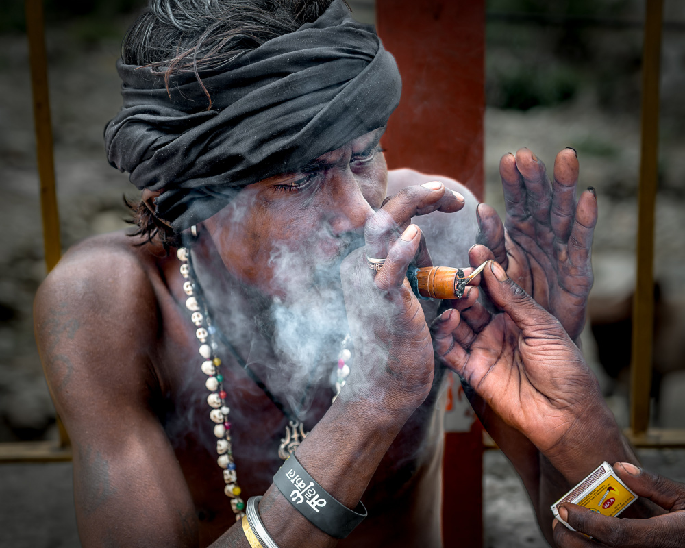 Lighting the Chillum von Carol Foote