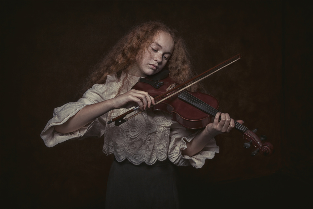 Violin girl von Carola Kayen-Mouthaan