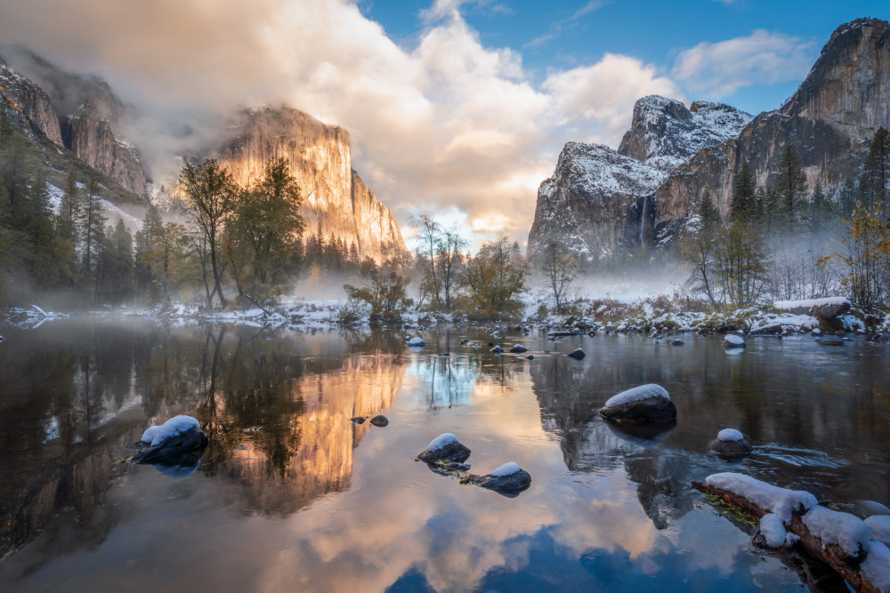 First Snow in Fall in the Valley von Catherine Lu