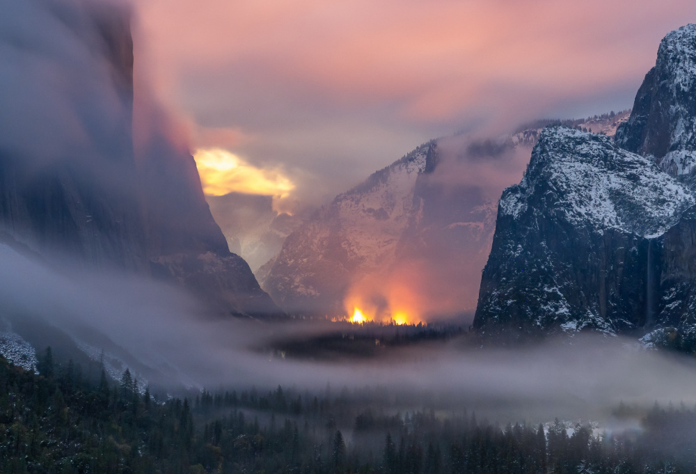 Fire Lit Valley von Catherine Lu