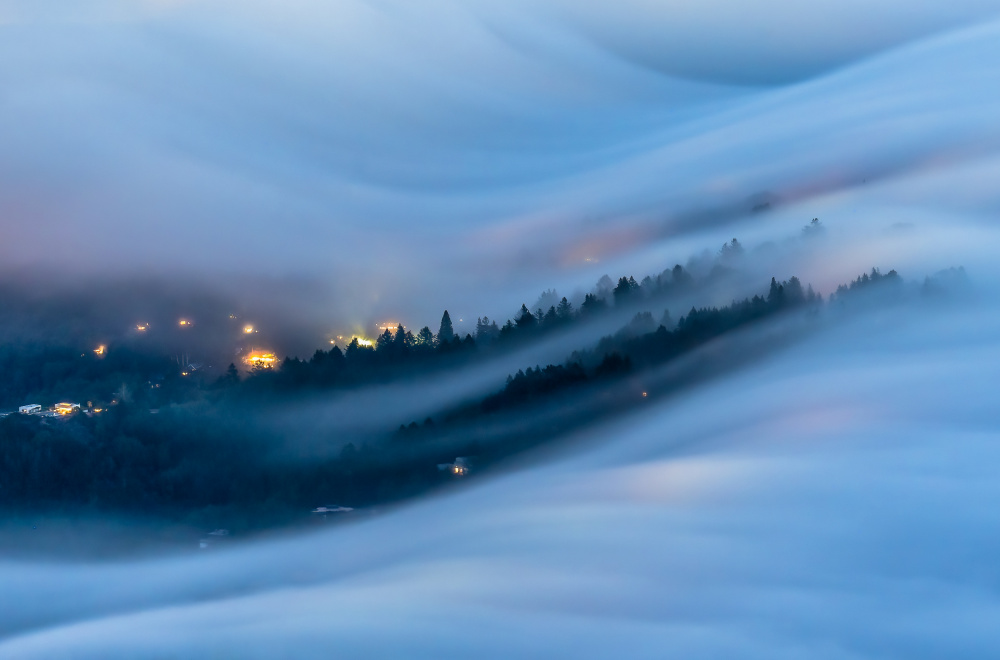 Flowing Clouds over the Valley von Catherine Lu