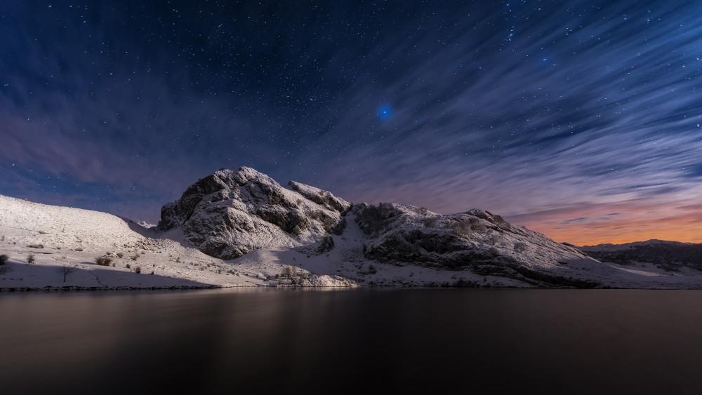 The illuminated mountain von Cesar Alvarez Osorio