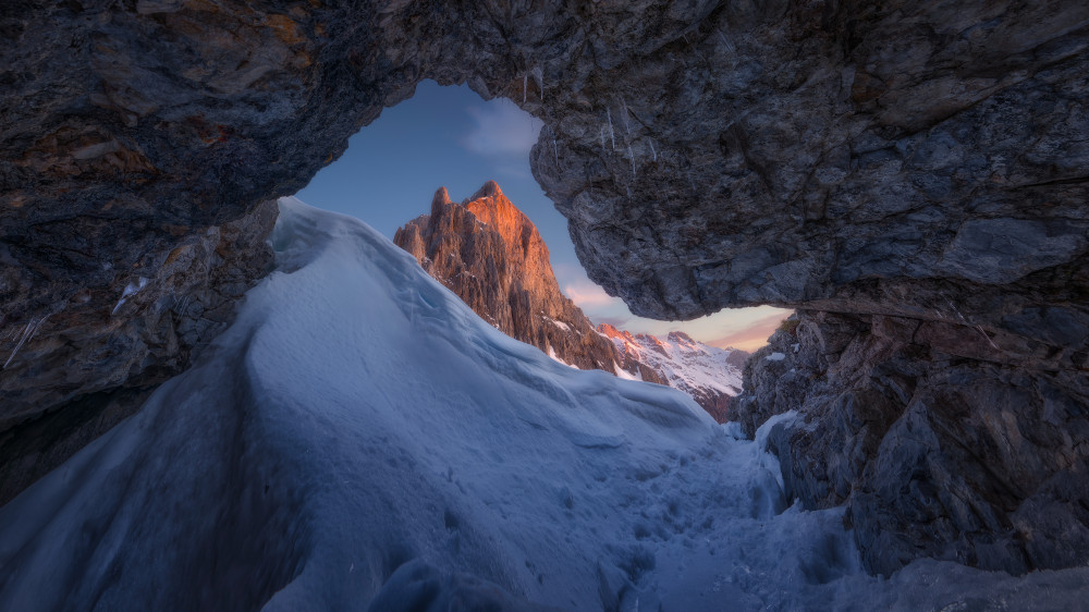 The cave von Cesar Alvarez Osorio