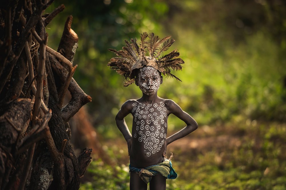 KIBISH, ETHIOPIA - The boy Suri tribe with traditional dress. von Chanwit Whanset