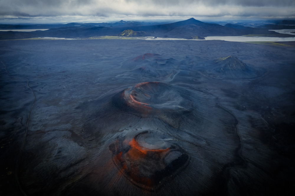 Volcano Siblings von Chao Feng 天馬