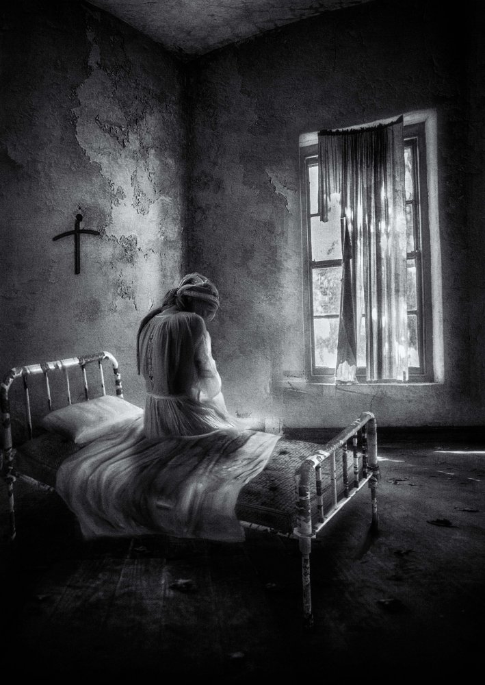 ...She hangs her head, she is lost in the dark... von Charlaine Gerber