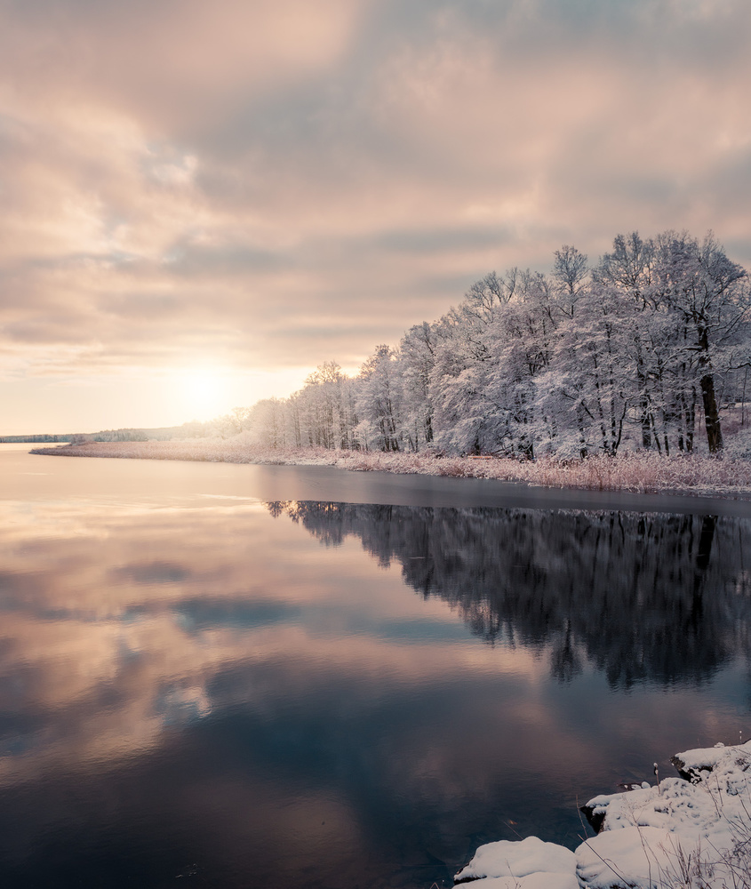 Ice slowly taking over the lake von Christian Lindsten