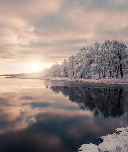 Ice slowly taking over the lake