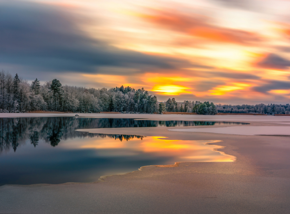 Ice slowly taking over the lake von Christian Lindsten