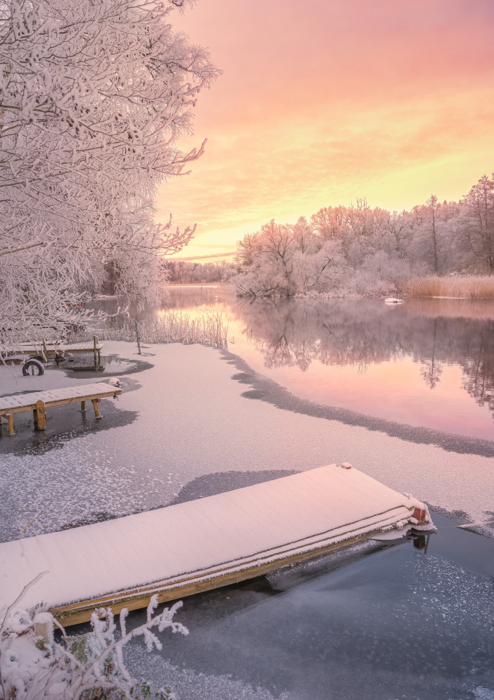 Frozen jetty and pink sunset von Christian Lindsten