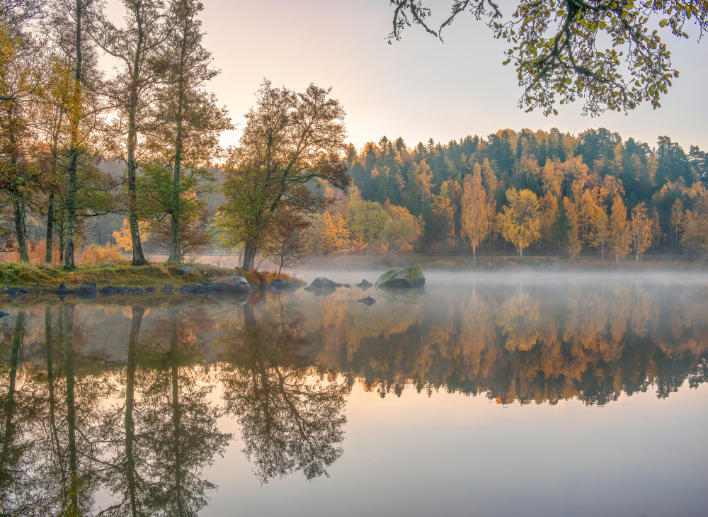 Calm autumn lake von Christian Lindsten