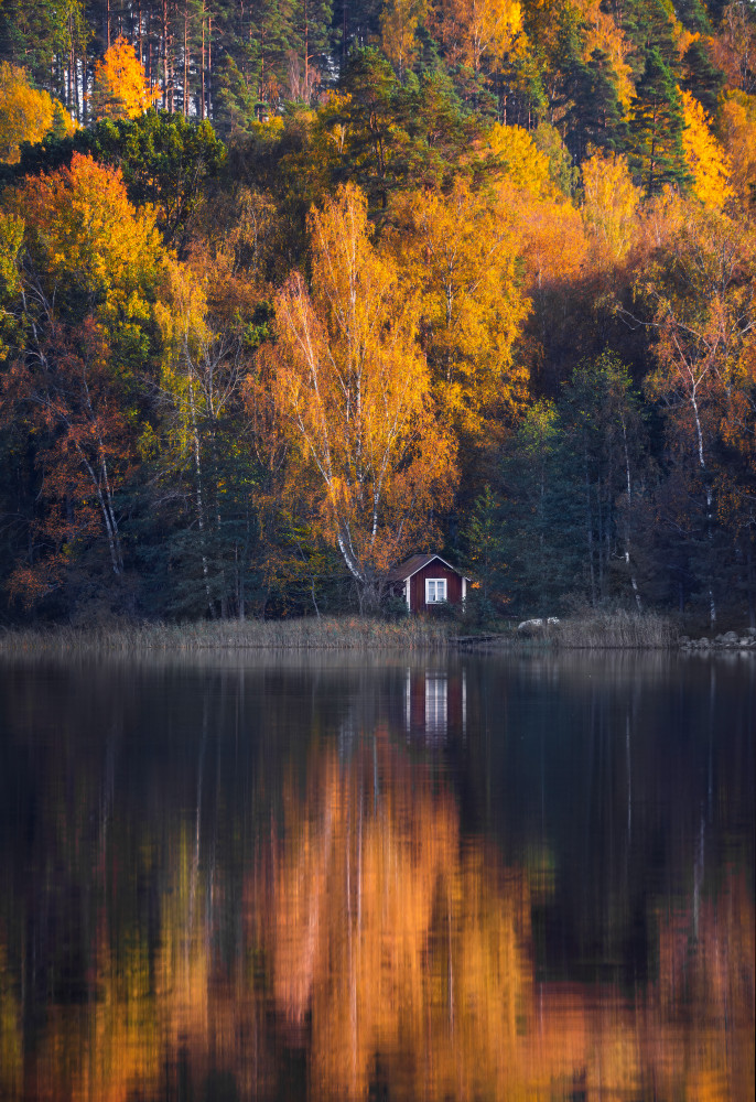 Lake house in autumn colors von Christian Lindsten