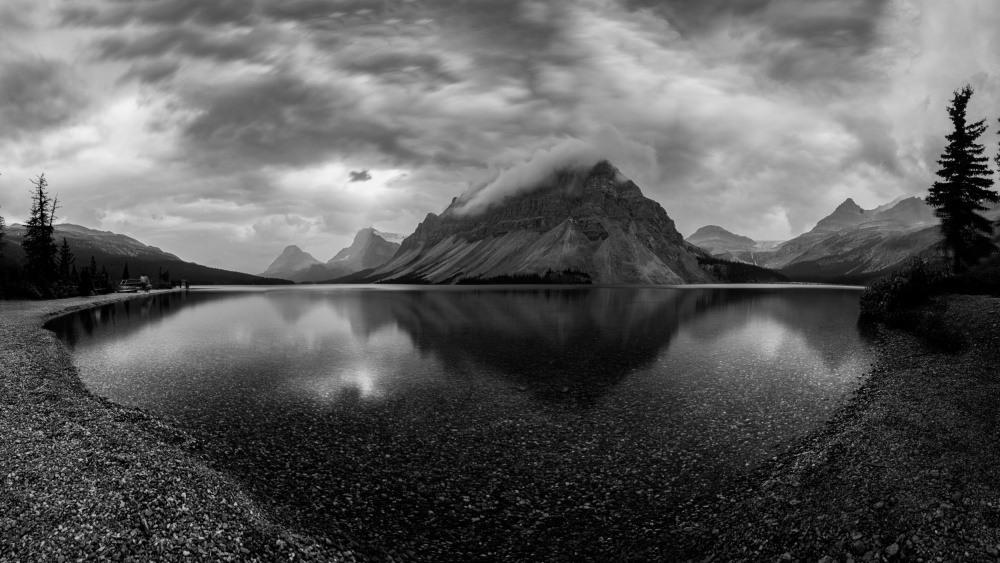 Bow Lake Under Clouds von Chuan Chen