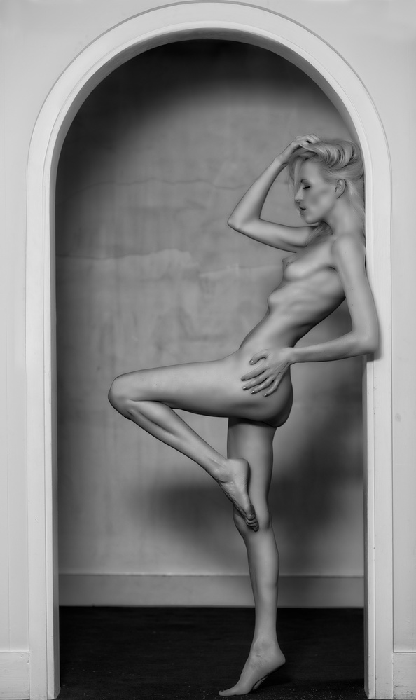 The Framed Female Form von Colin Dixon