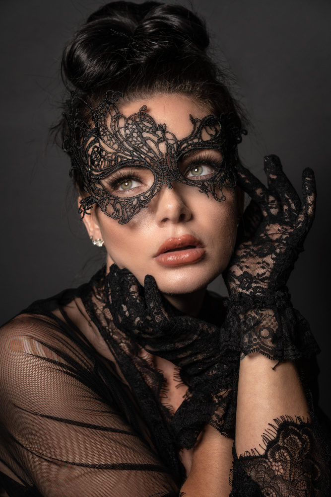 Masked Beauty von Colin Dixon