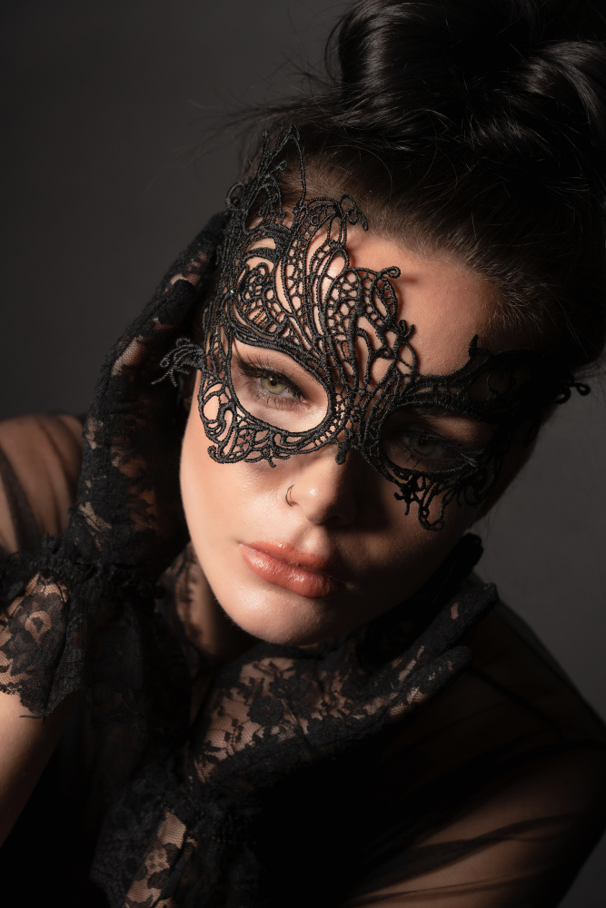 Masked Beauty 2 von Colin Dixon