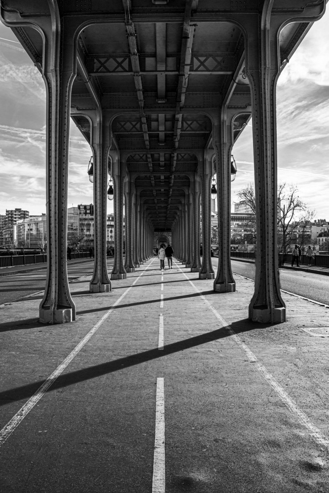 Lovers in the street von Dalia Farid