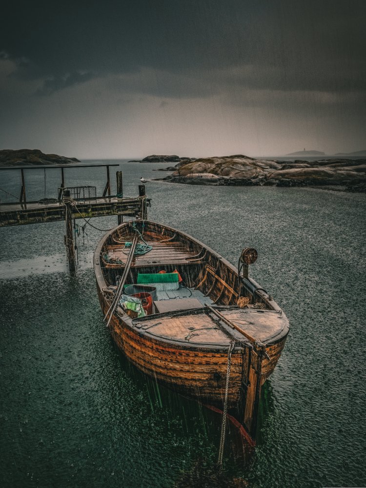 Old fishingboat in the rain von Dan Larsson