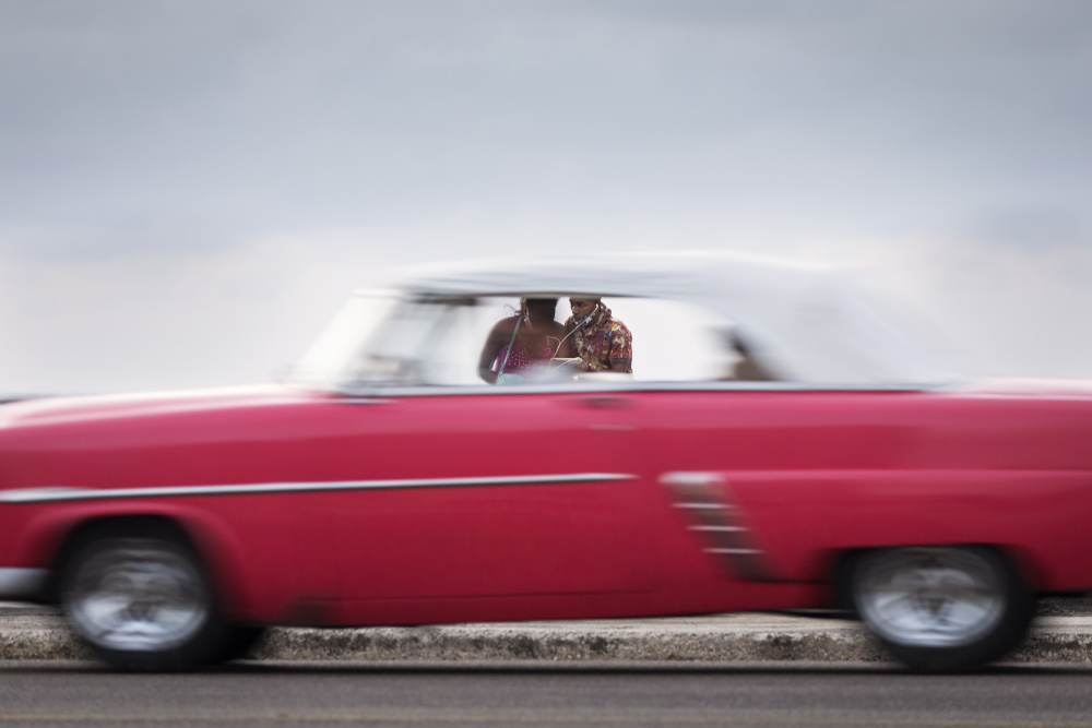 Thru the window - Havana, Cuba von Dan Mirica