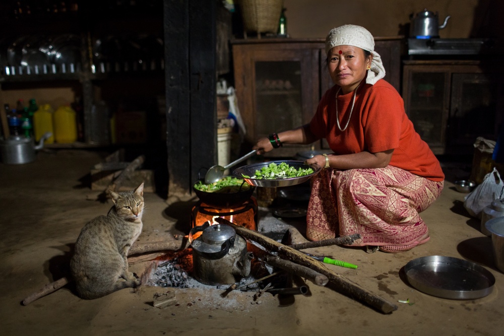 Traditional Nepal woman cooking von Dan Mirica